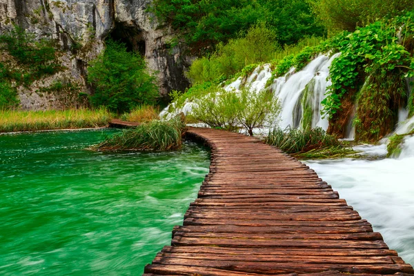 Caminho de madeira no Parque Nacional em Plitvice — Fotografia de Stock