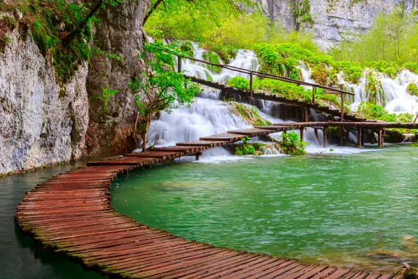 Caminho de madeira no Parque Nacional em Plitvice — Fotografia de Stock