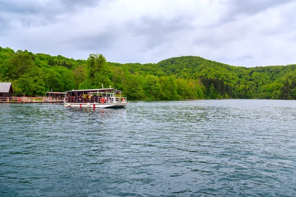 Bateaux de ferry sur la jetée des lacs de Plitvice, Croatie . — Photo