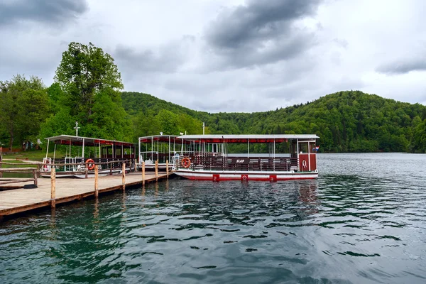 Φέρυ μπόουτ στην αποβάθρα λιμνών Plitvice, Κροατία. — Φωτογραφία Αρχείου