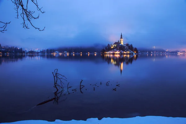 Dimmigt skymning i Bled sjö — Stockfoto