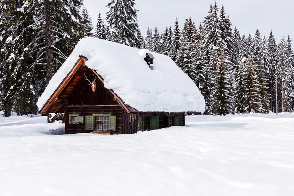 斯洛文尼亚阿尔卑斯山冬季度假屋 — 图库照片