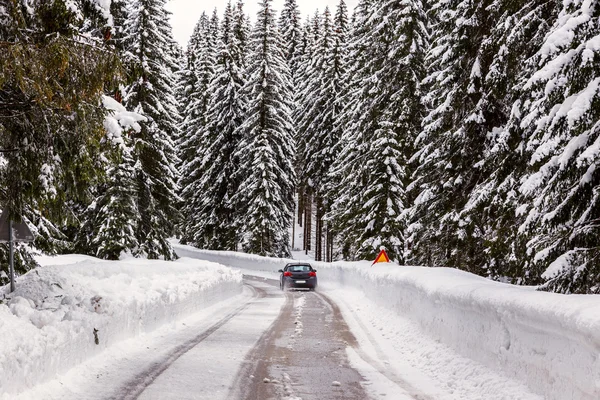 Karlı kış yol — Stok fotoğraf