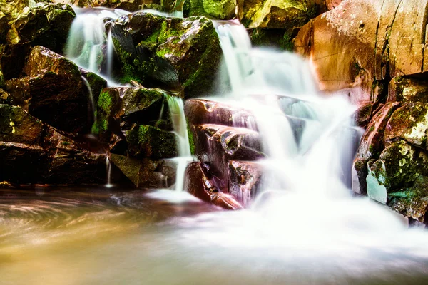 Schöner Wasserfall — Stockfoto