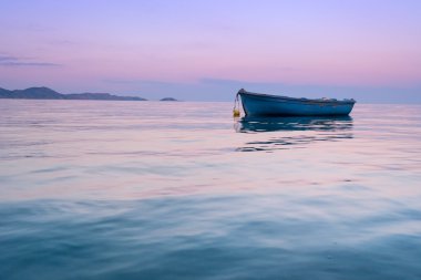Deniz suyu üzerinde yalnız geleneksel Yunan balıkçı teknesi