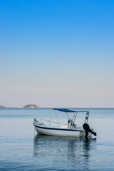 Barco de pesca grego tradicional solitário na água do mar — Fotografia de Stock