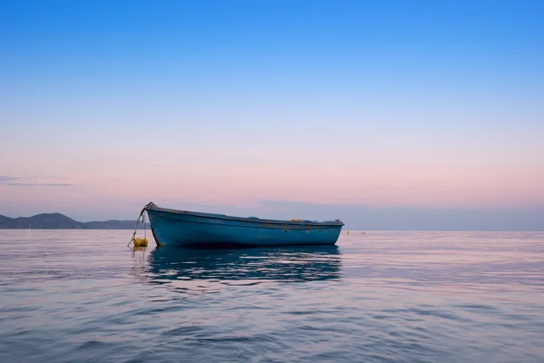 Barca da pesca greca tradizionale solitaria sull'acqua di mare — Foto Stock