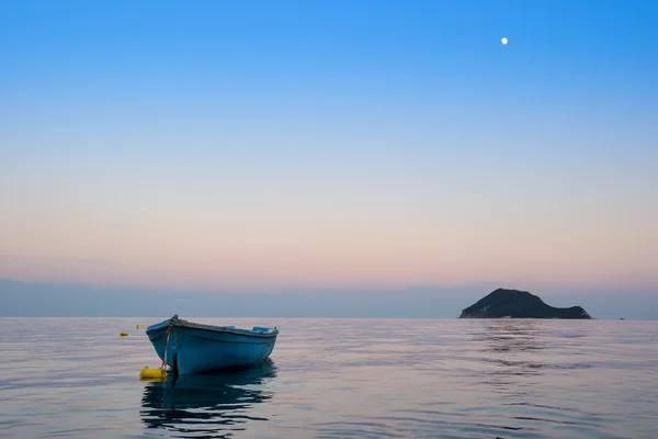 Barca da pesca greca tradizionale solitaria sull'acqua di mare — Foto Stock