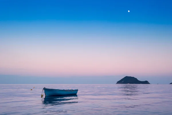 Одинокая традиционная греческая рыболовная лодка на морской воде — стоковое фото