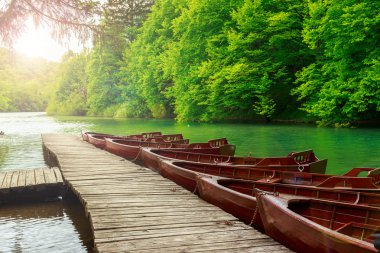 Tekneler Plitvice Gölleri ve iskele, Hırvatistan. 