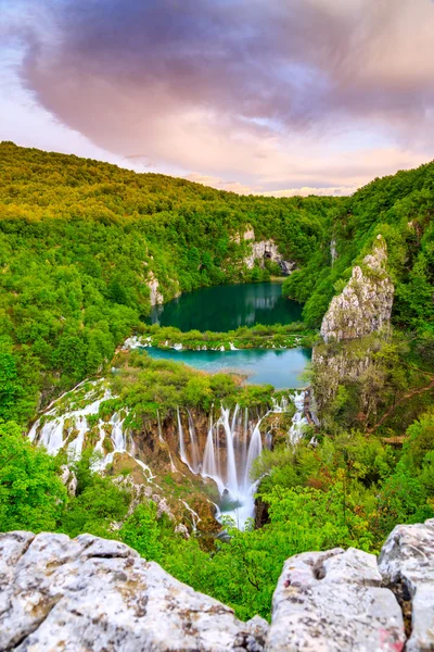 Vízesések a Plitvicei Nemzeti Park — Stock Fotó