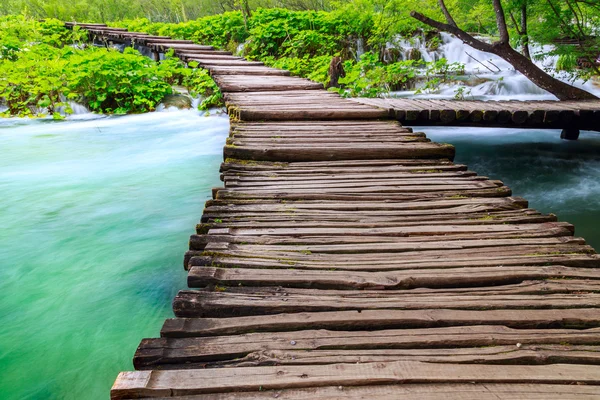 Ruta turística de madera en el parque nacional de los lagos de Plitvice — Foto de Stock