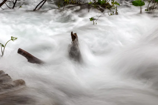 Closeup de água macia em cascata sobre rochas de montanha . — Fotografia de Stock
