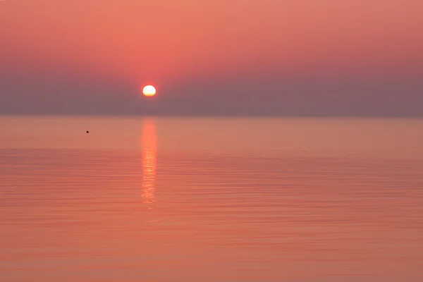 Beau coucher de soleil dans le lac Balaton — Photo