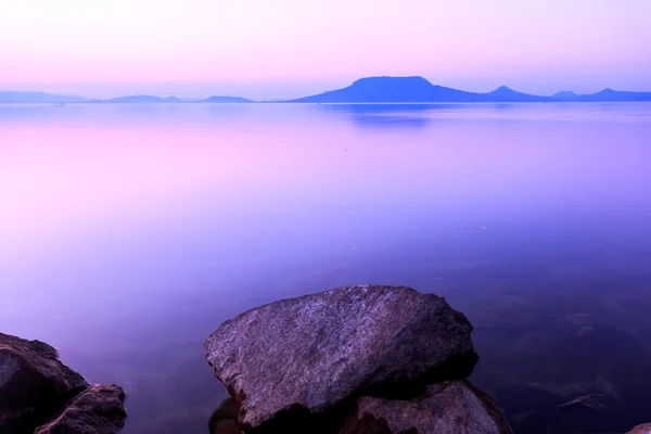 Beau coucher de soleil dans le lac Balaton — Photo