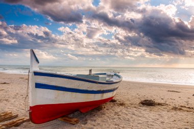 Sahilde günbatımı zaman tekne