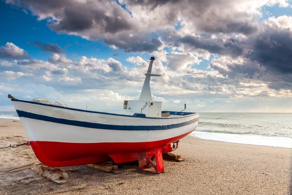 Bateau sur la plage au coucher du soleil — Photo