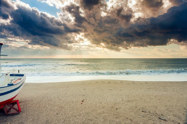 Bateau sur la plage au coucher du soleil — Photo