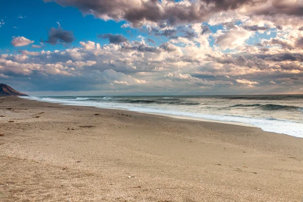 Пляж на закате — стоковое фото