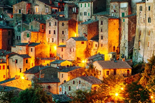 Sorano - Toskana tüf şehir. İtalya