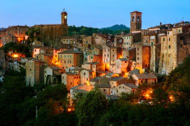 Sorano - Toskana tüf şehir. İtalya