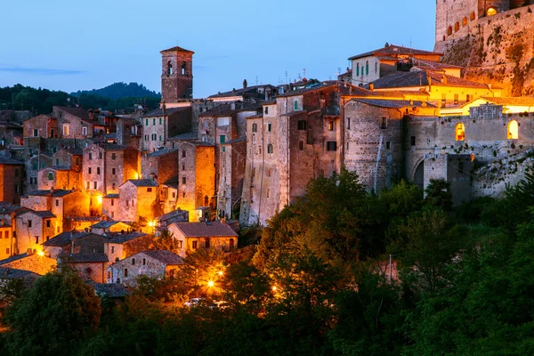 Sorano - TUF město v Toskánsku. Itálie — Stock fotografie