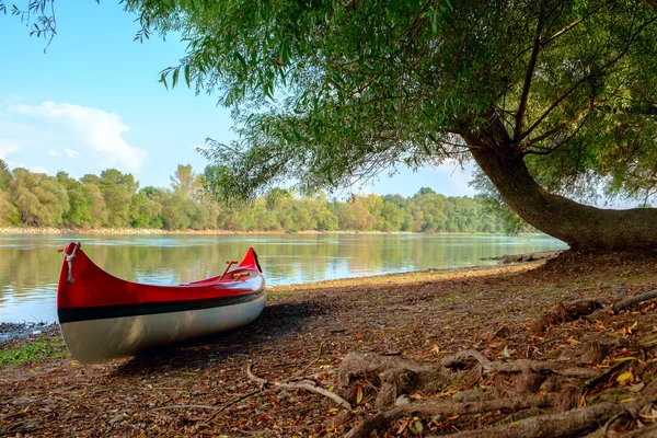 Czerwony kajak na plaży w Dunaju — Zdjęcie stockowe