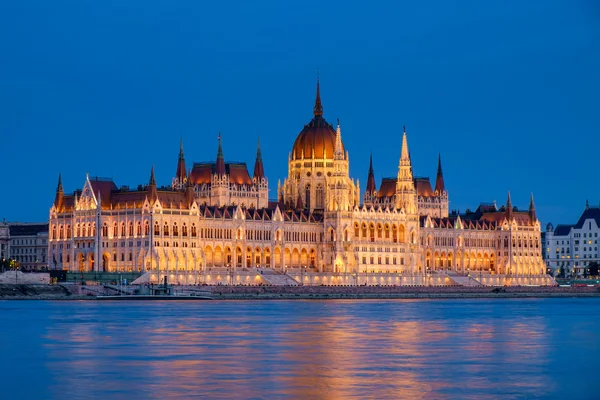 Parlamentti, Budapest, Unkari yöllä — kuvapankkivalokuva