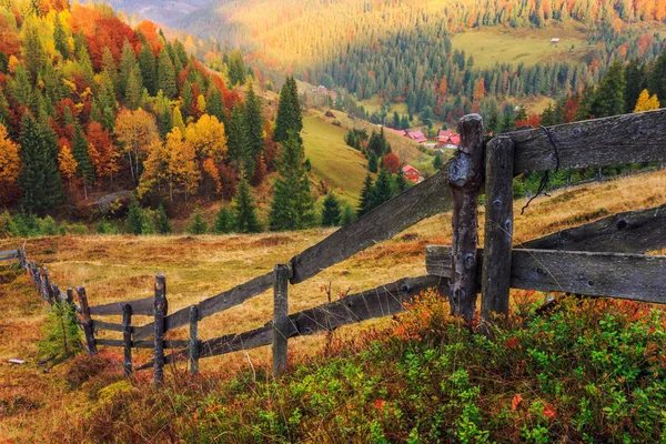 Kolorowe jesień krajobraz sceny z ogrodzenia w Transylwanii — Zdjęcie stockowe
