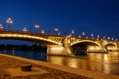 Alacakaranlıkta Margaret Bridge'de Budapeşte