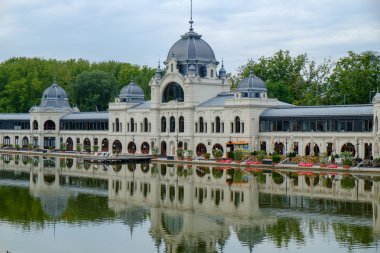 Göl Varosliget Budapeşte eski bina