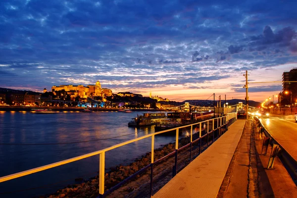 Kasteel van Boedapest bij zonsondergang, Hongarije — Stockfoto