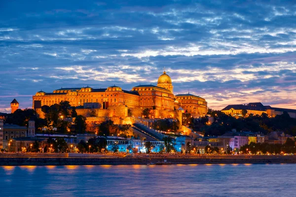 Castelo de Budapeste ao pôr do sol, Hungria — Fotografia de Stock