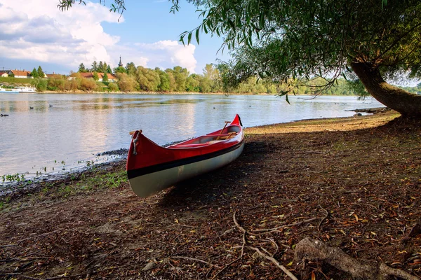 Canoë rouge sur la plage du Danube — Photo