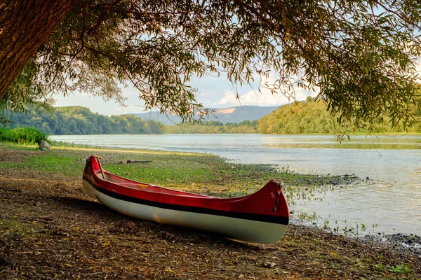 Červenou kánoi na pláži u Dunaje — Stock fotografie