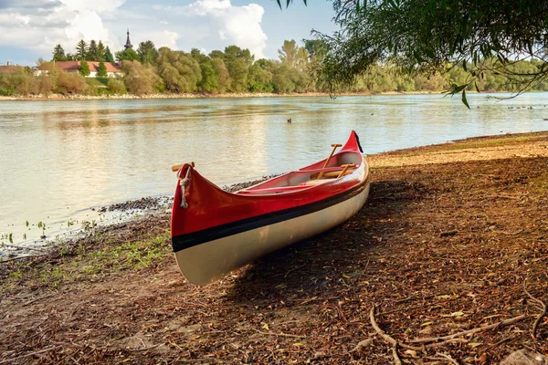 Canoa vermelha na praia no rio Danúbio — Fotografia de Stock