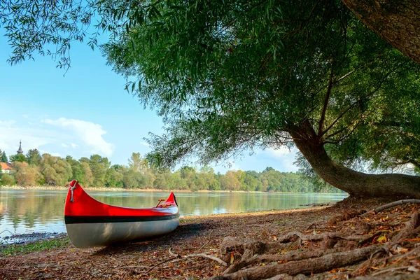 Canoa roja en la playa en el río Danubio —  Fotos de Stock