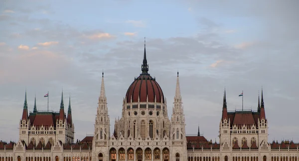 A Magyar Parlament épülete naplementekor — Stock Fotó