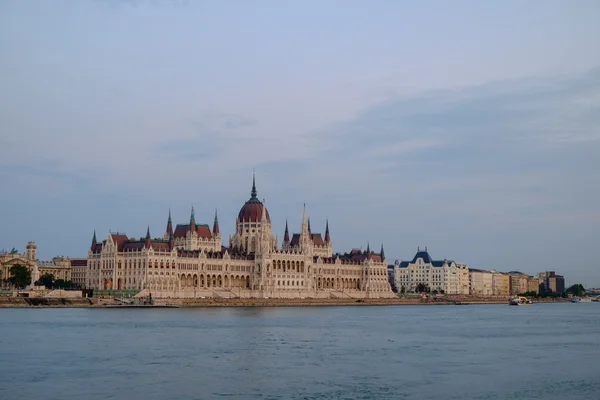 Le Parlement hongrois la nuit — Photo