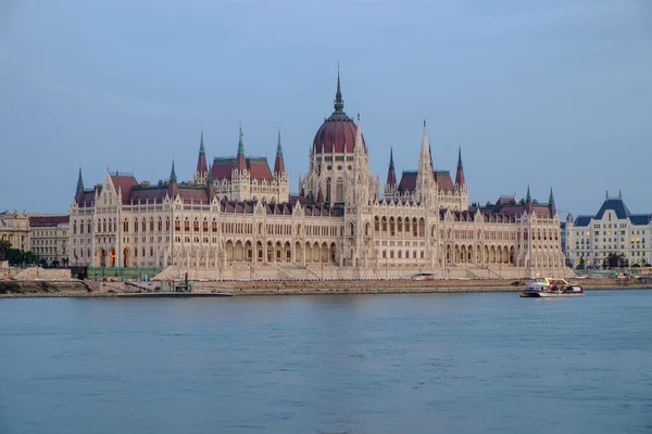 Le Parlement hongrois la nuit — Photo