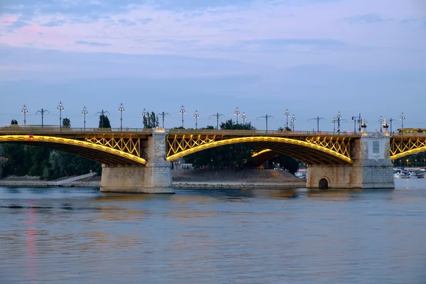 Маргарет мост в сумерках в Будапеште — стоковое фото