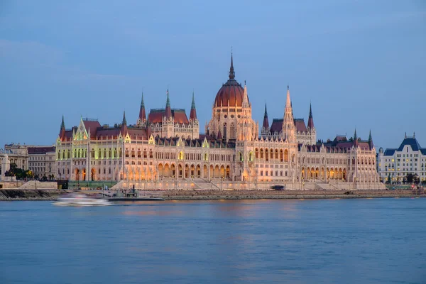 Le Parlement hongrois la nuit — Photo