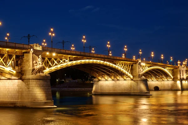 玛格丽特桥黄昏在布达佩斯 — 图库照片