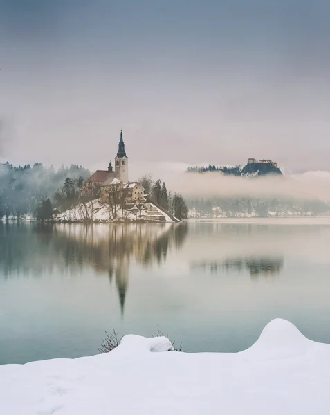 Regenachtige dag op het meer van Bled in de winter — Stockfoto