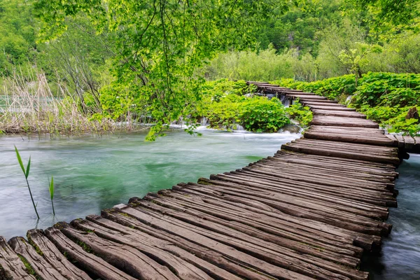 Sendero de madera en el Parque Nacional de Plitvice — Foto de Stock