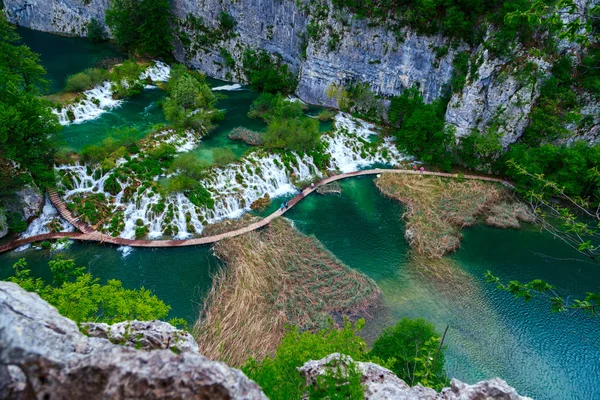 Passeio a pé no parque Lagos Plitvice — Fotografia de Stock