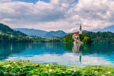 bled Gölü, ada, kale ve dağlar