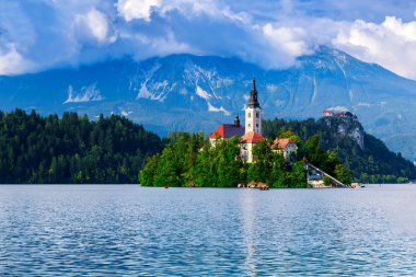 bled Gölü, ada, kale ve dağlar