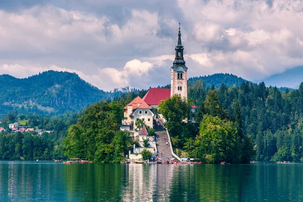 Bled con lago, isola, castello e montagne — Foto Stock