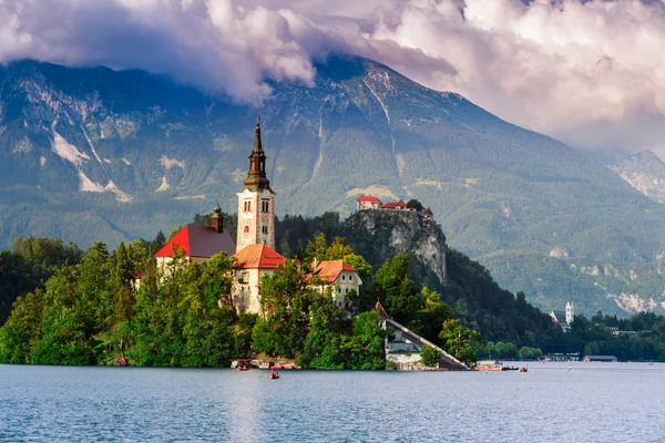 Bled Gölü, ada, kale ve dağlar — Stok fotoğraf